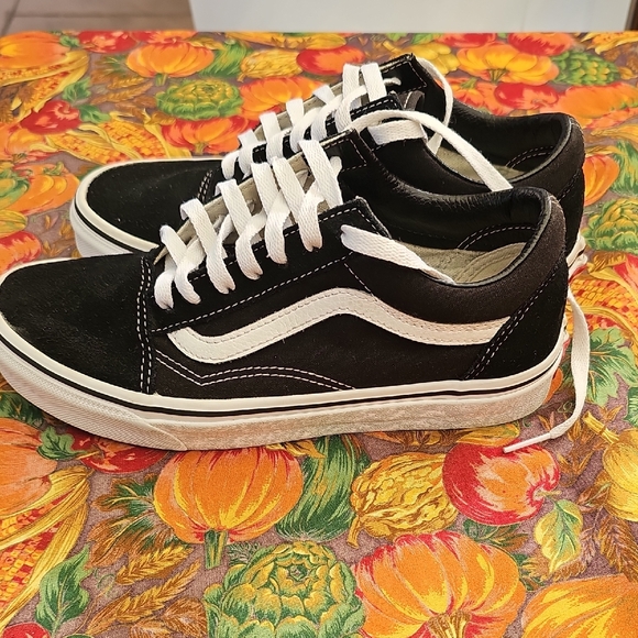 Vans Black and White Low-Top Shoes - Picture 6 of 12